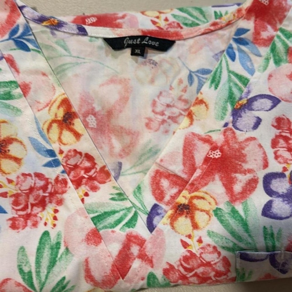 Just Love Floral Scrub Top XL V-Neck Tropical Hibiscus Medical Uniform Print